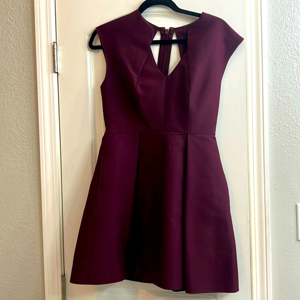 Halston Heritage Burgundy Sleeveless V-Neck Pleated Cocktail Dress Size: 2